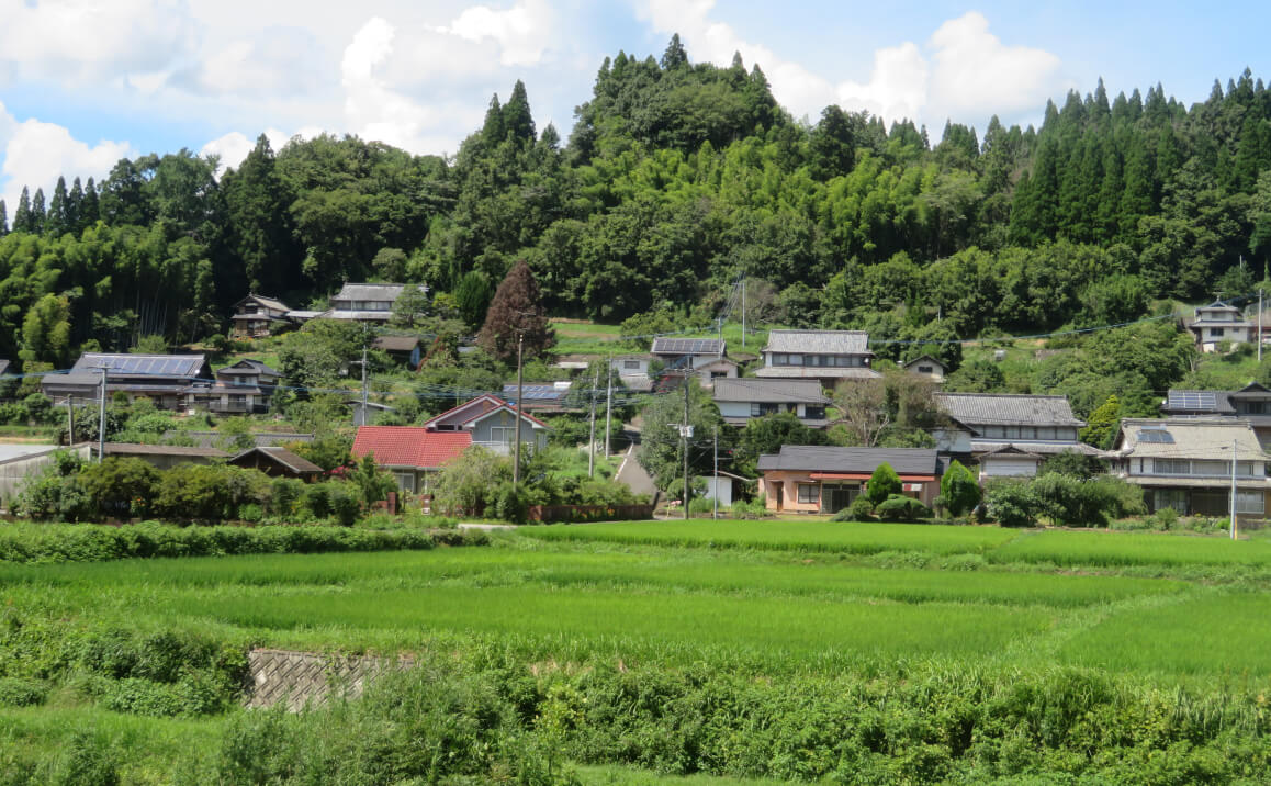 下田側から見た集落の写真